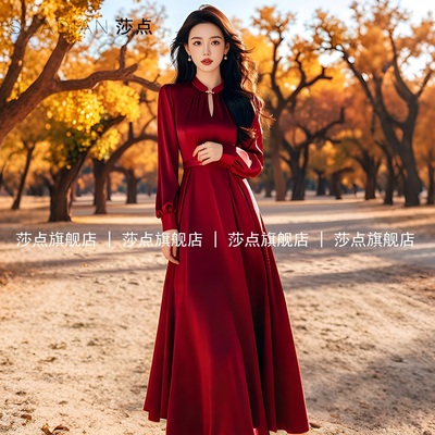酒红色长袖连衣裙女秋季新款收腰显瘦高端精致缎面婚宴装度假长裙