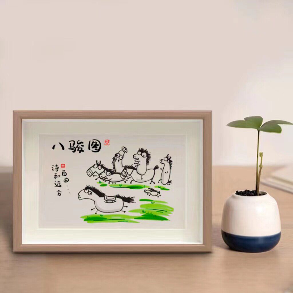 八匹马图片搞笑相框饰品网红卡通趣味手绘立功书画客厅装饰挂画