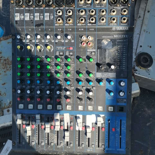 收来的YAMAHA MG12XU调音台，个人闲置，外观有锈和议价