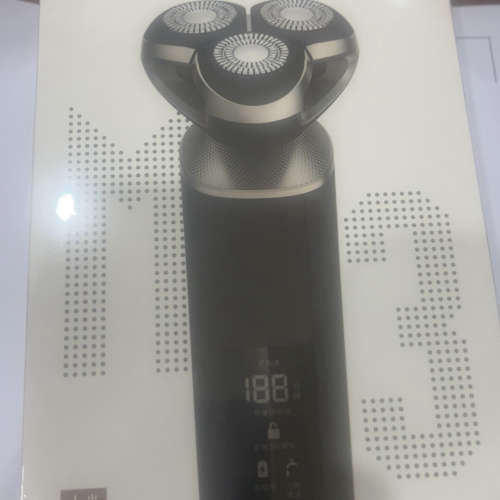 剃须刀，全新三头，包装都没开封，自带充电器，实物图片。议价