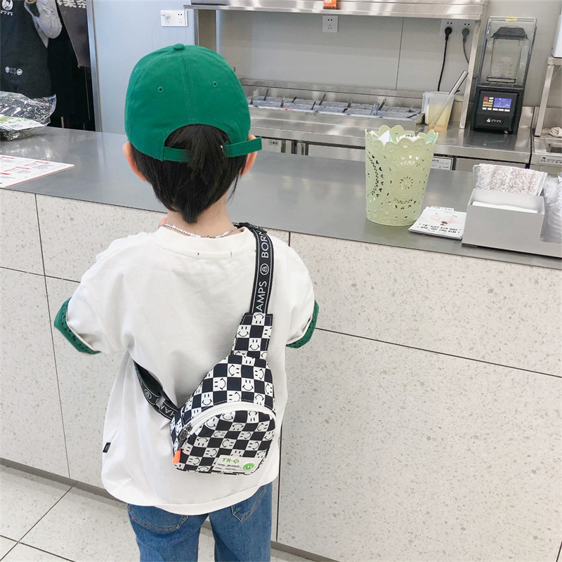 2025新款儿童胸包男童帅气韩版时尚斜挎包休闲棋盘格笑脸零钱胸包