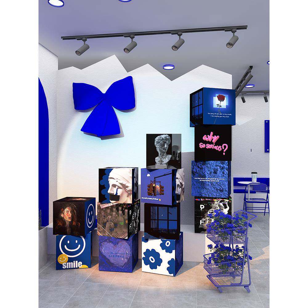 克莱因蓝网红拍照区布置咖啡馆厅装饰打卡背景墙面氛围摆件工业风