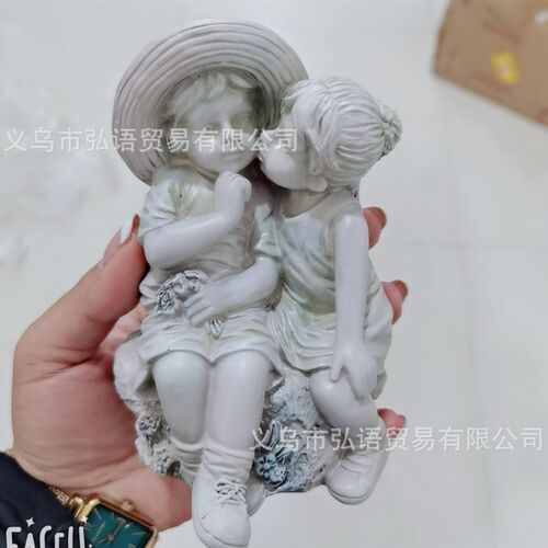 跨境新款树脂摆件k庭院装饰园艺小男孩女孩男女童亲亲雕像工艺品