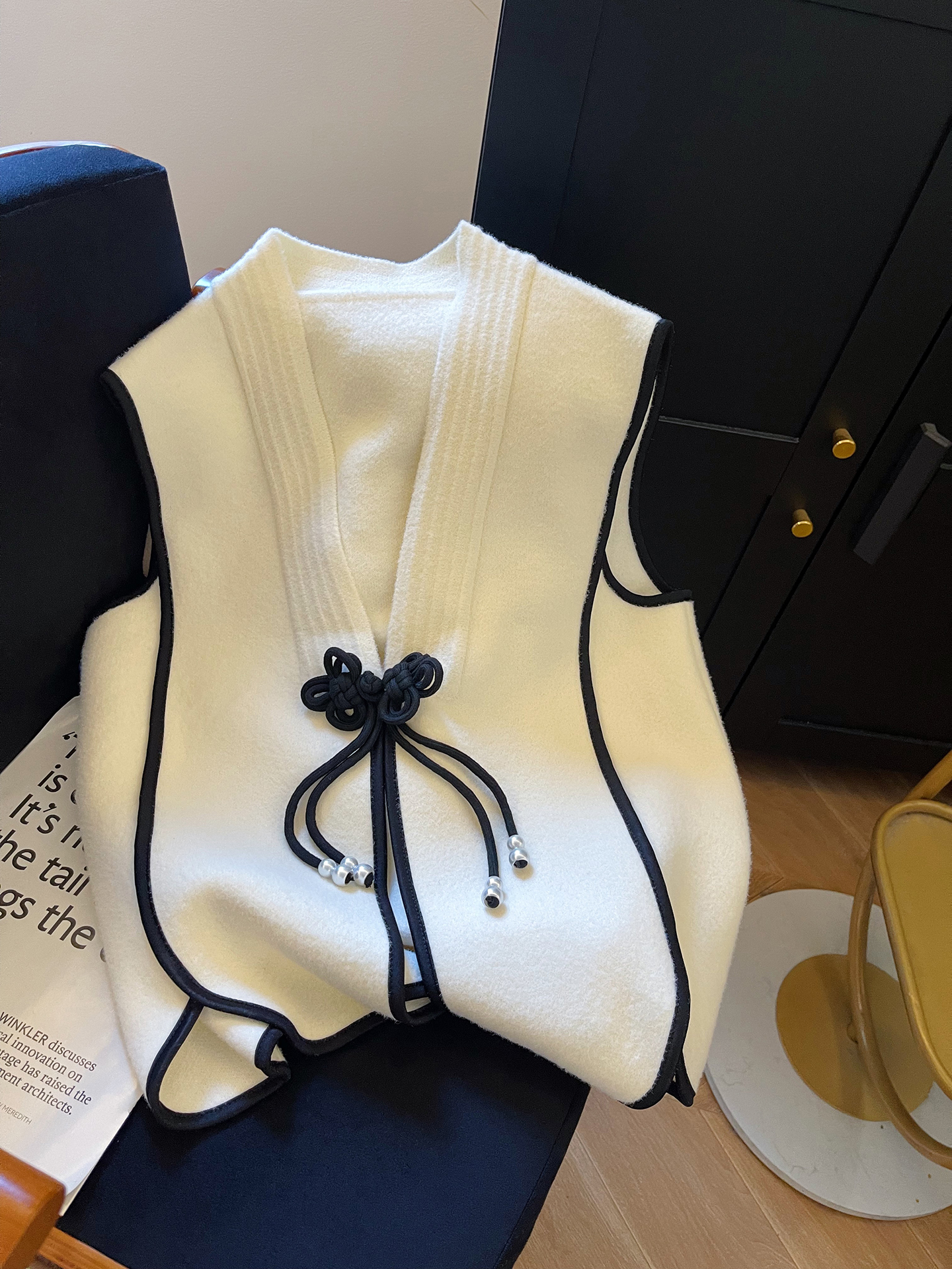 米白色新中式V领毛呢马甲女秋冬盘扣坎肩外套高级感叠穿无袖上衣