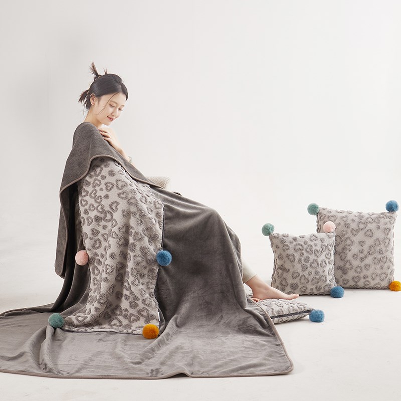 毛绒抱枕被子两用二合一办公室午睡空H调毯学生宿舍午休沙发盖毯