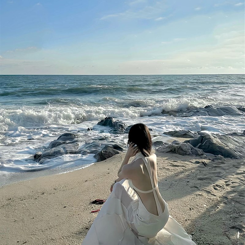 速发海边氛围感性感露背长裙法式小众纯欲挂脖吊带连衣裙夏白色裙