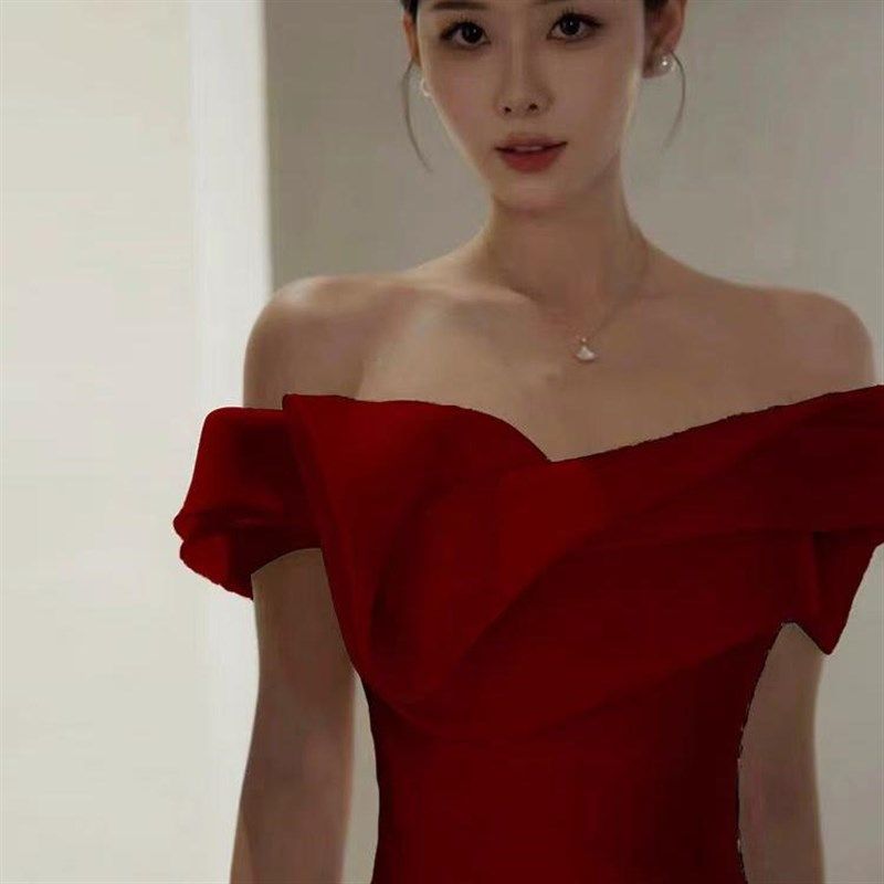 法式红色缎面一字肩宴会年会主持人鱼尾新娘订婚结婚敬酒晚礼服裙