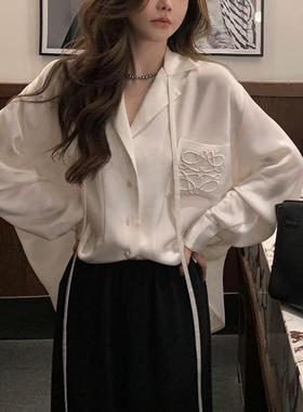 IU白色衬衫女春设计感小众法式别致上衣v领醋酸缎面长袖大牌衬衣