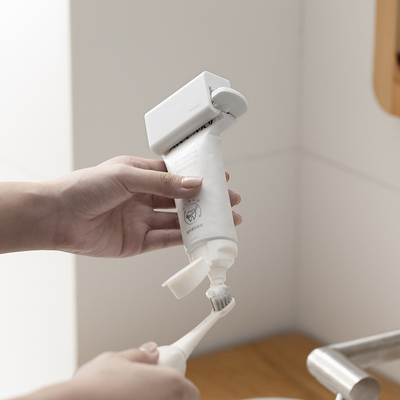 壁挂挤牙膏器磁吸挤牙膏神器洗面奶卫生间悬挂牙膏挤压器置物架