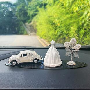 极速女生汽车中控台摆件车载女士粉色镶钻扩香石车用装 饰品婚纱送