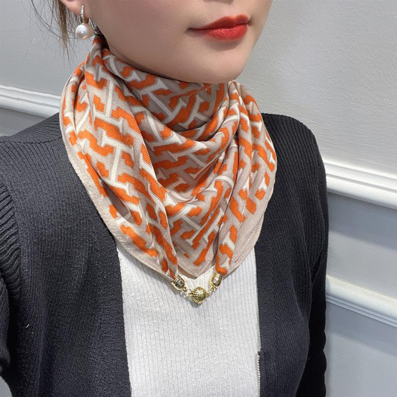 新款磁吸扣丝巾女围脖春秋保暖护颈时尚洋气百搭方巾女士三角围巾