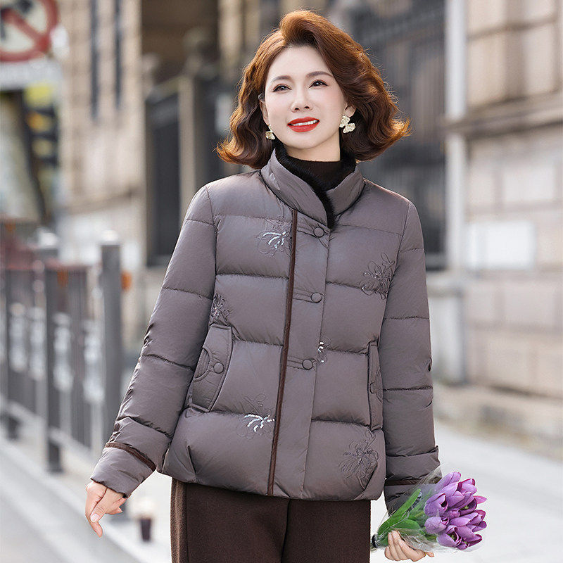 雪中飞女短款毛绒立领羽绒服