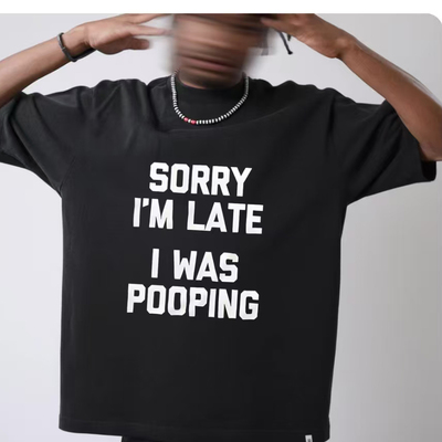 SORRY I'M LATE I WAS POOPING FUNNY T-SHIRT 我去大号趣味短袖