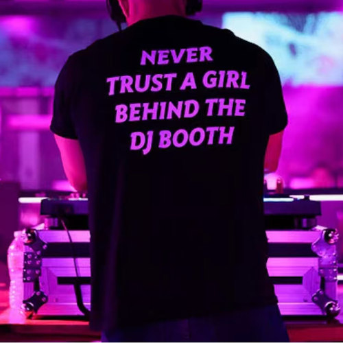 Never Trust A Girl Behind The DJ BoothT 恤电音搞笑短袖男2026