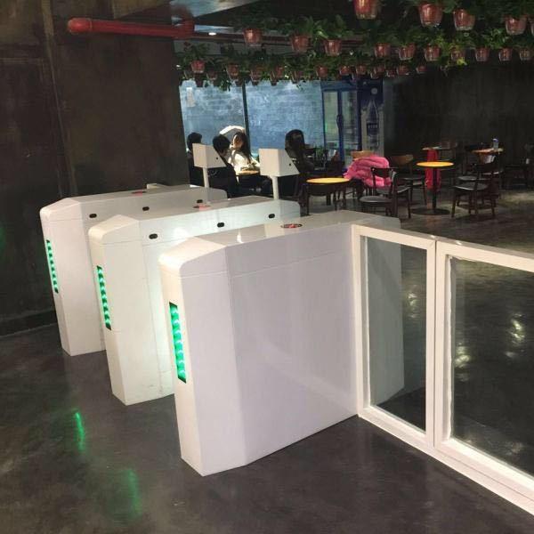 据健身房工厂二XYT-S547道门闸机考勤会员刷平卡化刷脸显示数人脸