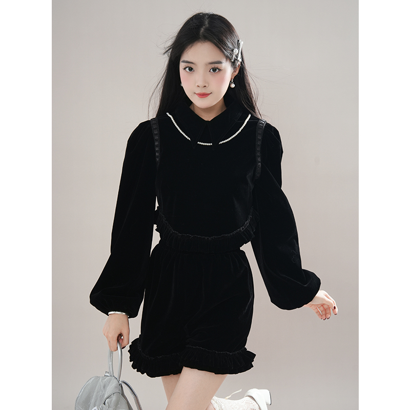 法式赫本风黑色套装女冬季新款高级感丝绒收腰上衣花边短裤两件套