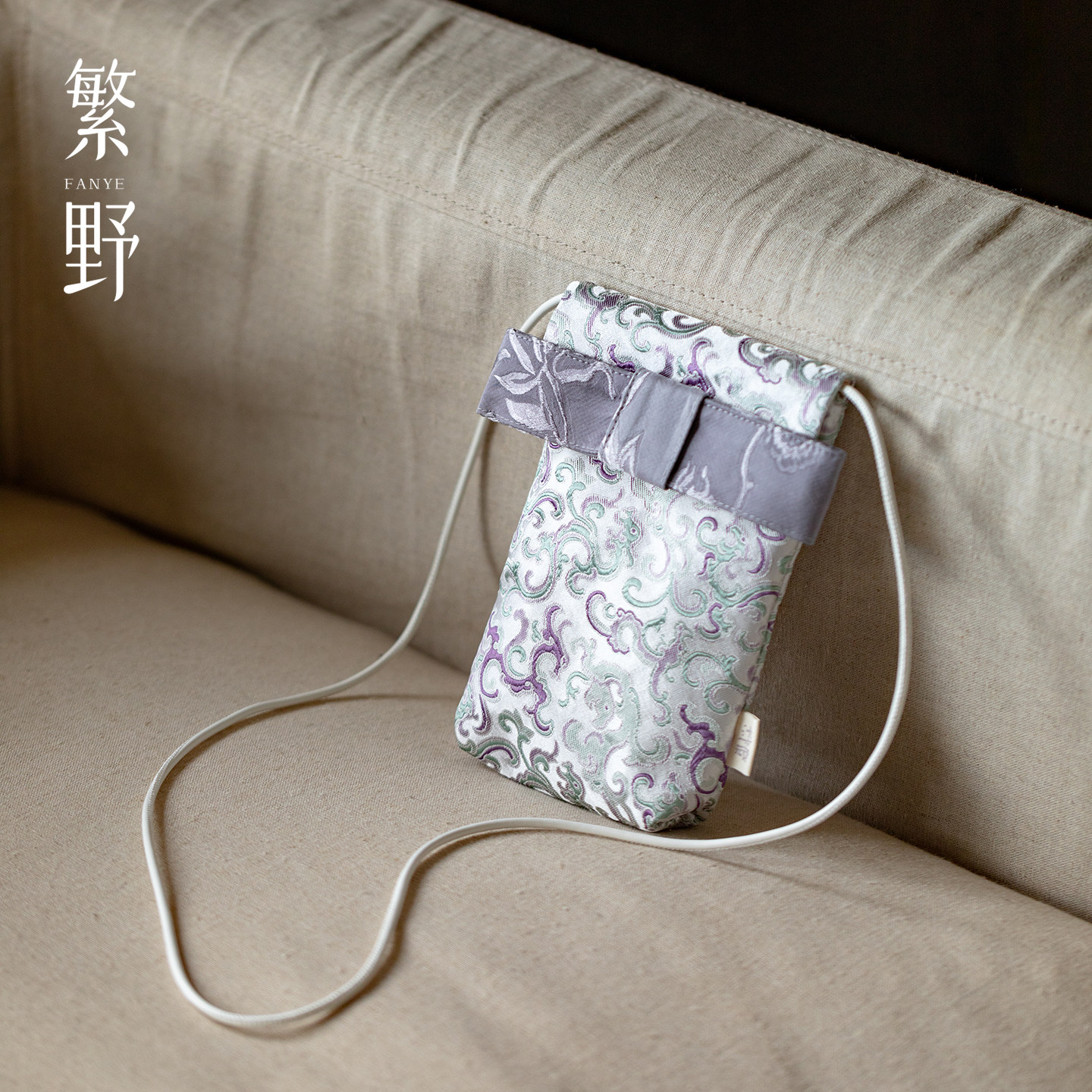 繁野2025新款手机包精致布艺女士手提包织锦缎斜跨包多功能储存包