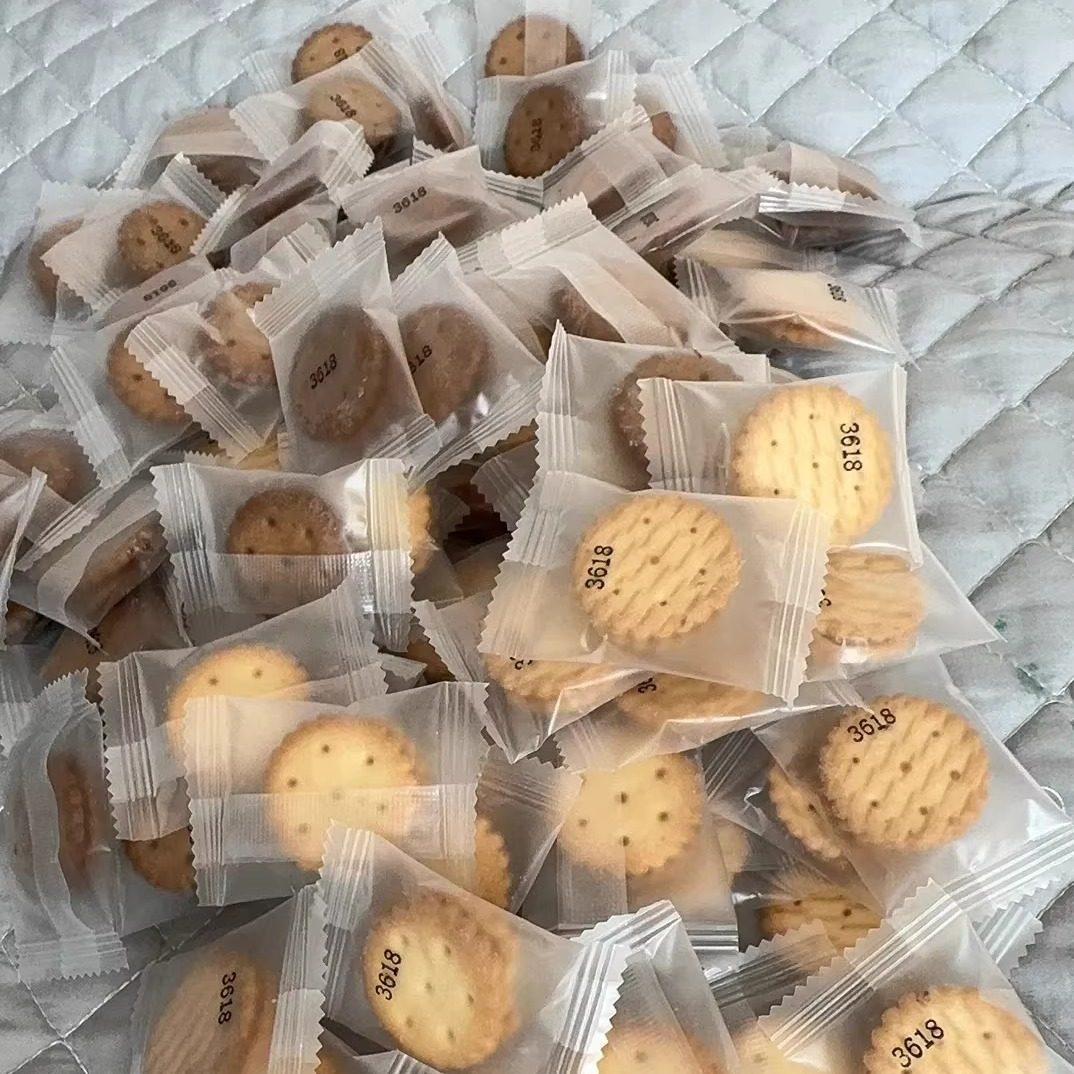 咸蛋麦芽饼干黑糖夹心饼干麦芽夹心饼网红办公室解馋休闲零食整箱