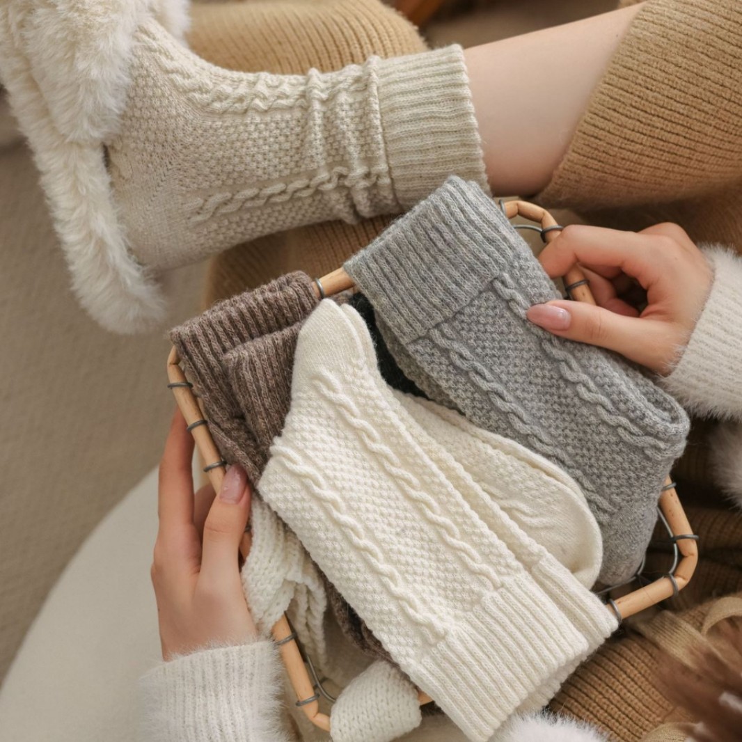 秋冬羊毛袜子女日系麻花复古简约纯色中筒袜灰色加厚保暖堆堆袜女