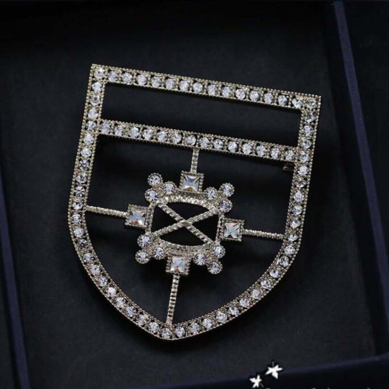 新品韩国个性盾牌胸针女复古百搭胸花配饰外套别针开Y衫时尚徽章