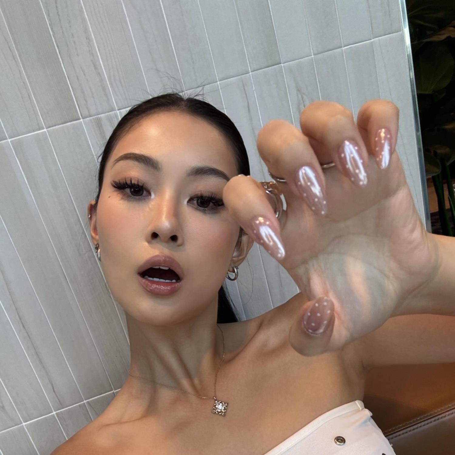 海莉高级珍珠极光粉辣妹美甲白色波点欧美风甜辣ins感手工穿戴甲