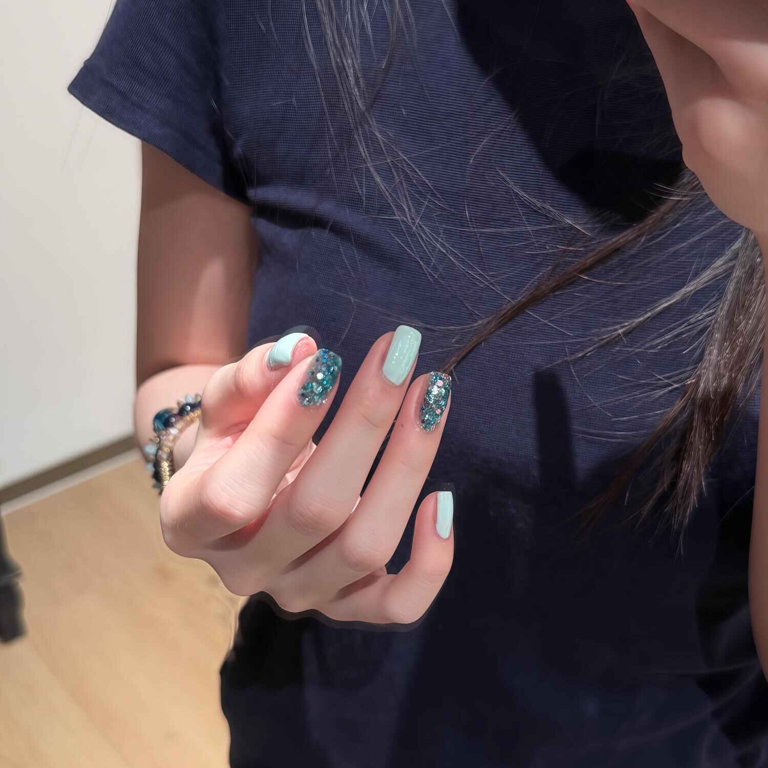 早秋新款高级显白蓝色纯色爆闪亮片短款纯手工穿戴甲可拆卸孕妇