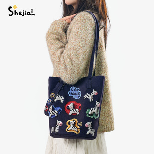 拾嘉水桶包包女新款 斜挎包大容量单肩包通勤上班牛仔针织快乐斑马