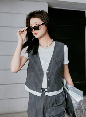 曼诺比菲商场同款秋季v领短款叠穿条纹马甲开衫女MFAG132030