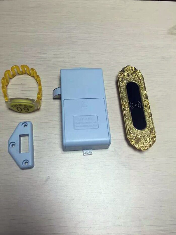 刷手牌卡浴场游泳馆桑拿浴室储物木柜子锁寄存放更衣柜锁号码锁