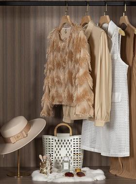 样板房衣柜软装衣服女士驼色服装组合样板间衣帽间装饰品摆件轻奢