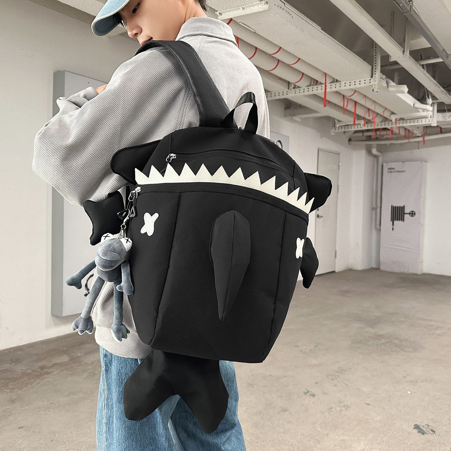鲨鱼书包双肩包美式高街初中生男生小背包网红潮酷男孩大容量书包