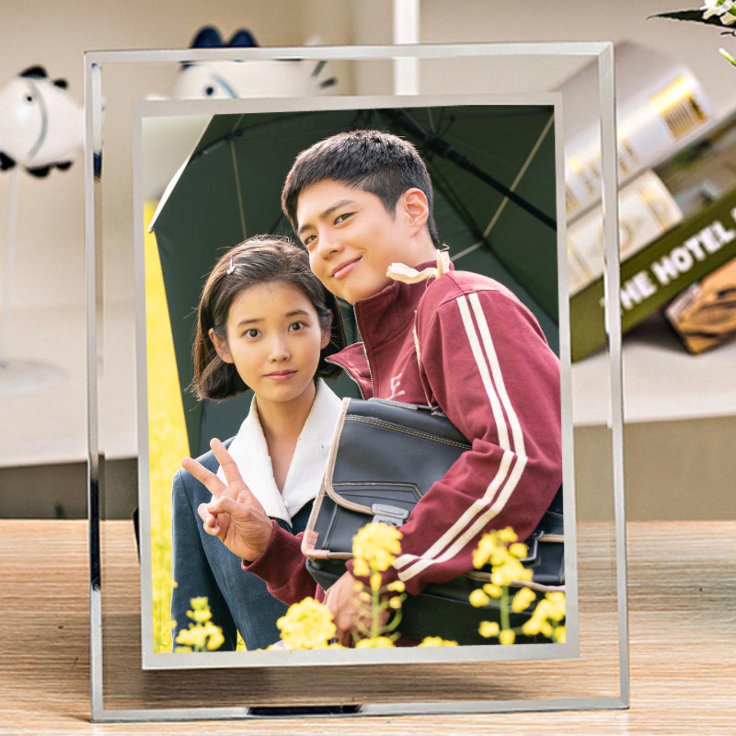 IU和朴宝剑照片相框摆台高级感图