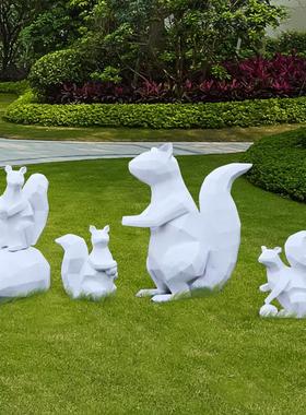 几何松鼠摆件玻璃钢彩绘块面松鼠雕塑小区草坪庭院仿真动物装饰品