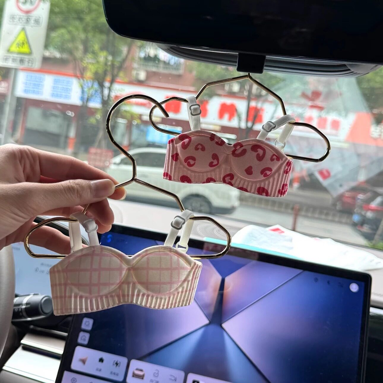 【人生开挂罩亮前程】车载迷你胸罩挂件创意汽车装饰品后视镜挂件
