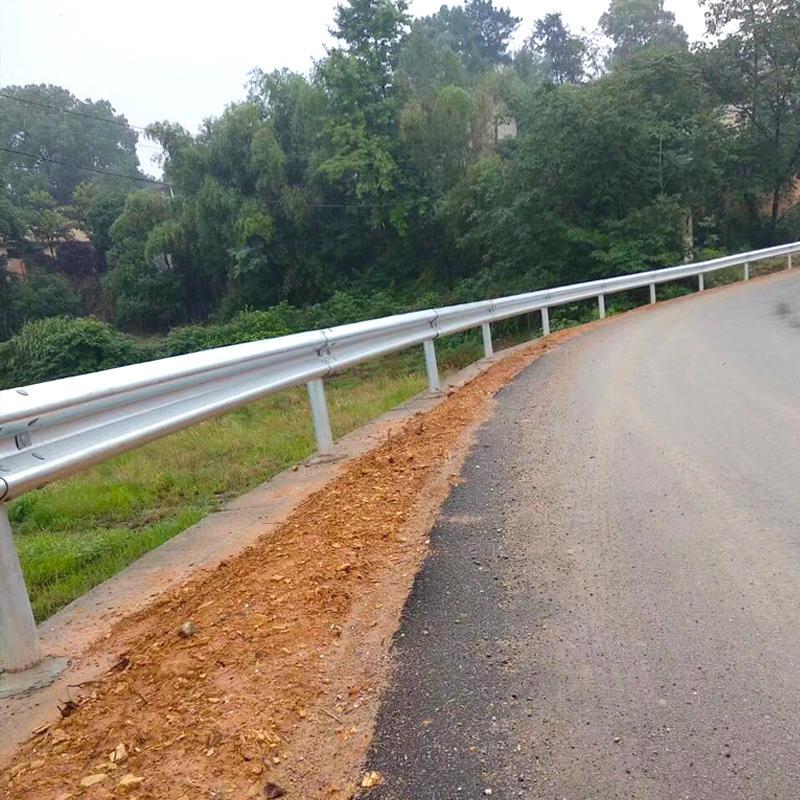 波形护栏板热镀锌双波公路防撞隔离栏可定做乡村道路Q235梁钢护栏