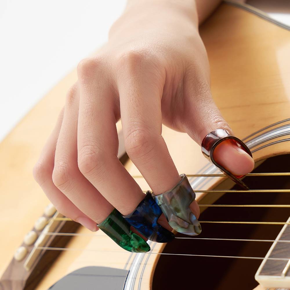 新品4 pcsset 1 Thumb  3 Finger Guitar Picks Celluloid Finger