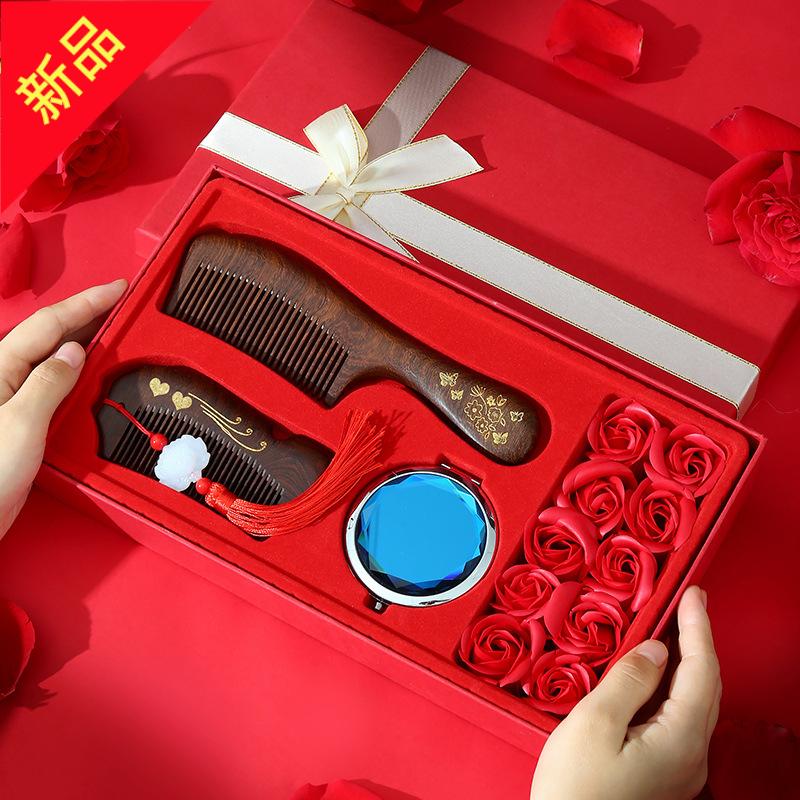 母亲礼物送女友妈妈丝巾檀木梳子