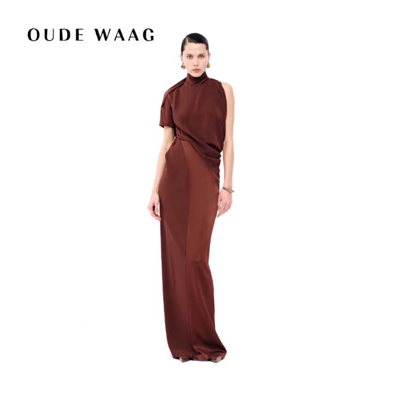 OUDE WAAG 25秋冬新款 不对称垂坠优雅僧侣流线礼服连衣裙