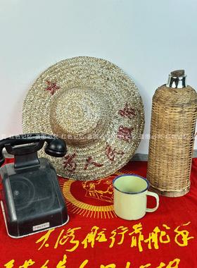 红色收藏老物件老式手摇电话机草帽锦旗暖壶桌面怀旧复古装饰摆件