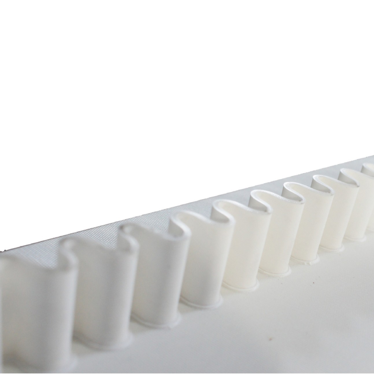 PVC/PU白色轻型平面流水线爬坡防滑提升机传送带工业运输输送带厂图片
