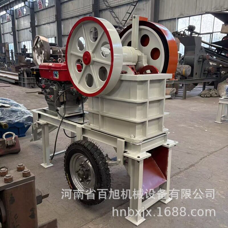 小型石头粉碎机耐火砖柴油鄂破机移动式矿石pe150*250颚式破碎机图片