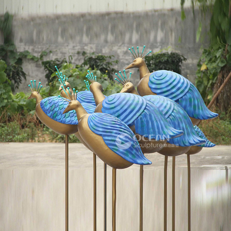 玻璃钢彩绘仿真动物雕塑 玻璃钢仿铜孔雀雕塑 园林景观雕塑摆件