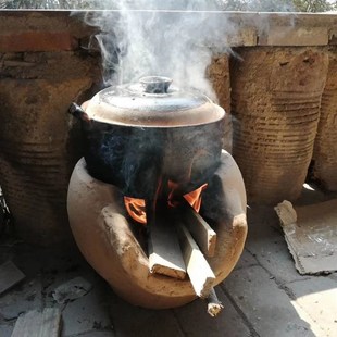 老式柴火火锅炉炭火炉火炉火炉子炉子木炭炉泥炉泥巴泥巴柴火炉子