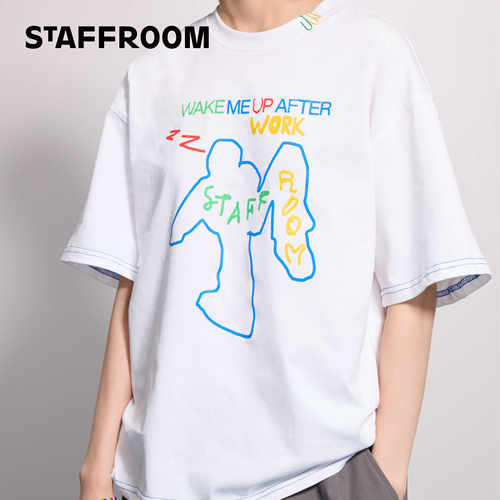 彩色印花睡到下班T恤STAFFROOM“