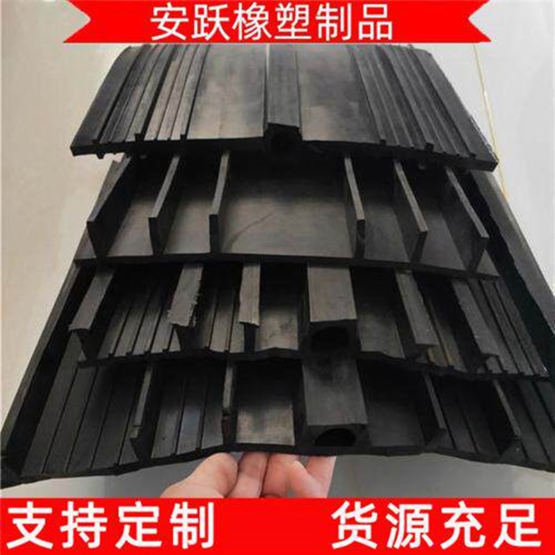热销生产闸门用P型橡胶止水带中埋式橡胶止水带350*8钢边止水带