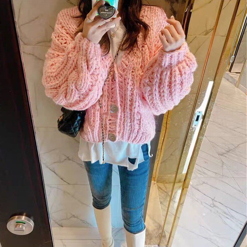2021秋季新粉粗棒针手工勾花V领针织开衫短款毛衣麻花外套女