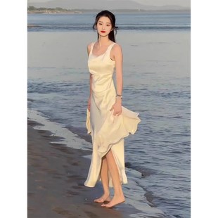大码女装法式气质高级感吊带连衣裙女海边度假氛围感显瘦开叉长裙