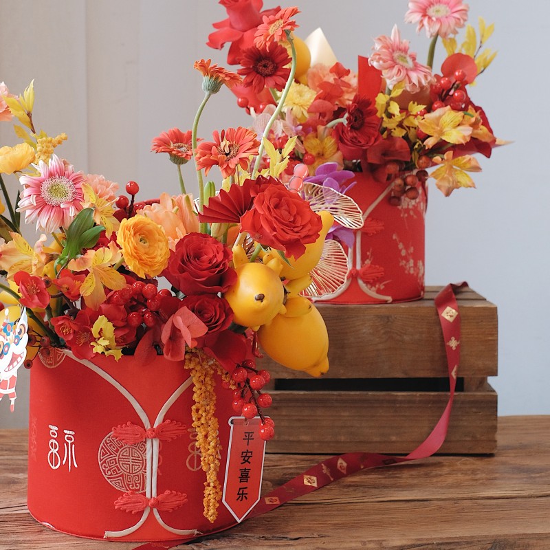 新年喜字旗袍手提福桶圆形缎面醉美中国风花盒年宵花礼品冬青插花