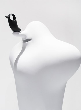 北欧现代简约鼻尖上的鸟儿雕塑摆件装饰品售楼处玄关家居人物摆设