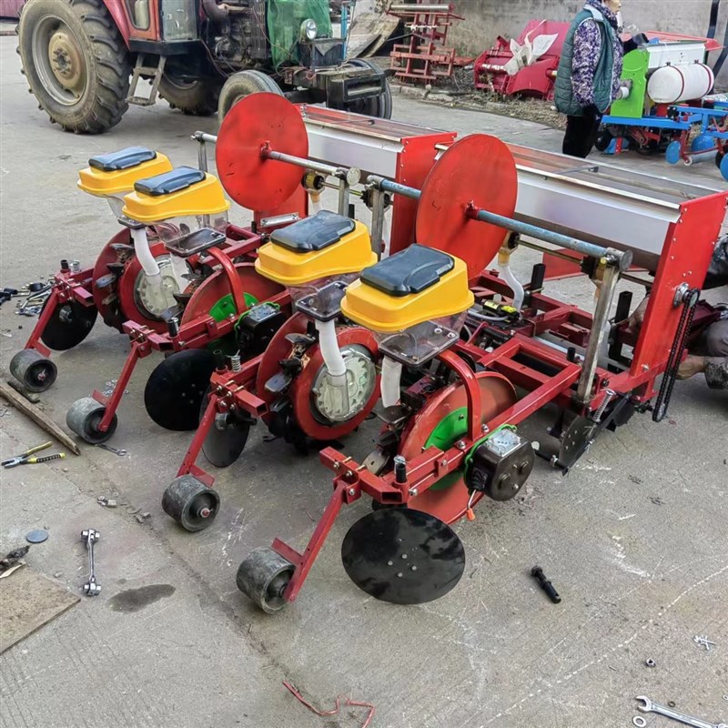 起垄施肥花生播种机 两行四行玉米覆膜精播机 免人工扣膜机器